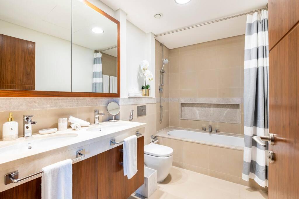 Apartamento Larbi Breathtaking Burj And Fountain View Luxurious 2 Bed Dubái Exterior foto