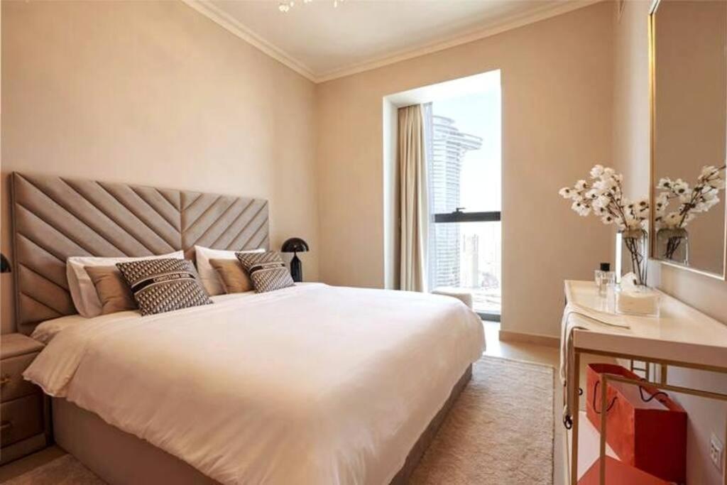 Apartamento Larbi Breathtaking Burj And Fountain View Luxurious 2 Bed Dubái Exterior foto
