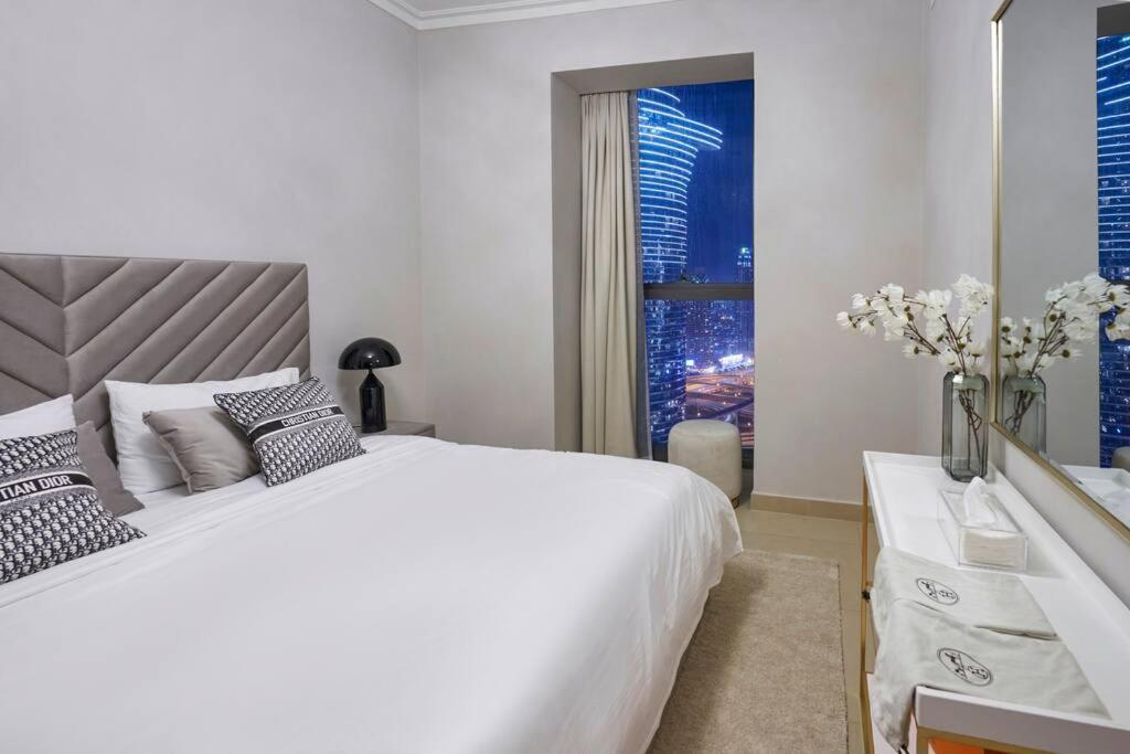 Apartamento Larbi Breathtaking Burj And Fountain View Luxurious 2 Bed Dubái Exterior foto